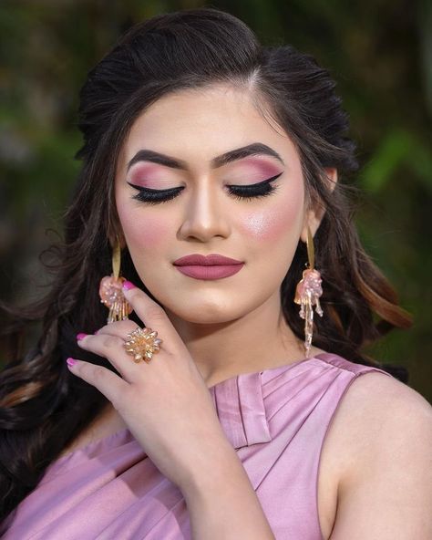 Pink Bold Eye Makeup, Natural Makeup Eye Looks, Eye Liner Tips, Liner Hacks, Indian Eye Makeup, Nude Eye Makeup, Bridal Makeup Videos, Party Eye Makeup, Bridesmaids Makeup