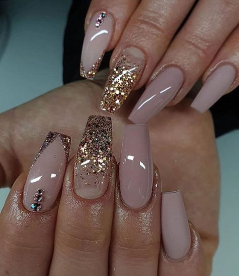 6,823 Likes, 21 Comments - Melina (@doing.makeup) on Instagram: “Glitter nails 🌸💜💅🏻 Follow 💋 @Doing.Makeup Follow 💄 @Doing.Makeup __ 📷: @posh_nails_sara” Posh Nails, Glamour Nails, Pretty Nail Art, Nail Designs Glitter, Hot Nails, Coffin Nails Designs, Funky Nails, Pretty Acrylic Nails, Chic Nails