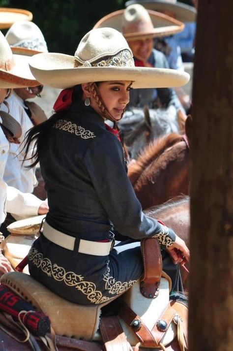 Charra! Mexican Rodeo, Mexican Folklore, Wilde Westen, Mexican Heritage, Mexico Culture, Mexican Women, Mexican Dresses, We Are The World, Mexican Culture