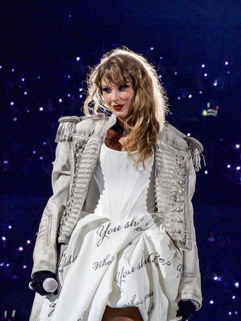 tayblessings (@tayblessings) on X Taylor Swift Images, Taylor Swift New, Estilo Taylor Swift, Taylor Swift The Eras Tour, Taylor Swift Outfits, London Tours, Taylor Swift Hair, Taylor Swift Concert, Taylor Swift Wallpaper