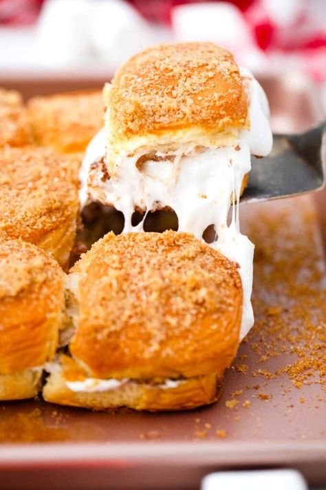 Peanut Butter Cup S'mores Sliders - Sweet and Savory Meals Dessert Sliders Recipes, Dessert Sliders, Slider Rolls, Cracker Toppings, Camping Desserts, Savory Meals, Chocolate Graham Crackers, Slider Buns, Finger Foods Easy