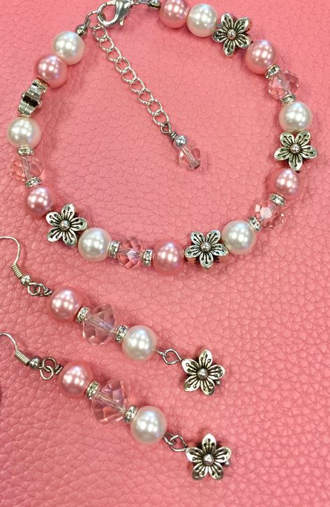 Earring And Bracelet Sets, Beaded Jewelry Sets Diy, Beaded Jewelry Pink, Pink Diy Jewelry, Pink Bead Bracelet Ideas, Handmade Jewellery Homemade Jewelry, Homemade Jewellery, Homemade Necklace Ideas, Homemade Jewelry Ideas