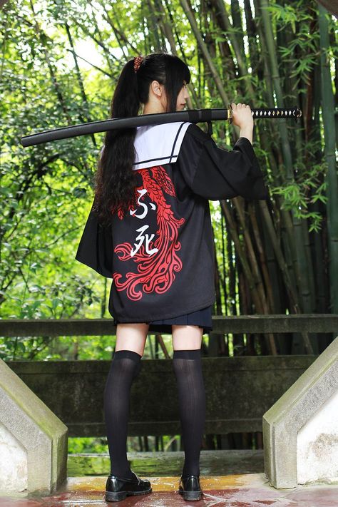 Sukeban Haori Samurai Sculpture, Mode Harajuku, Japanese Sakura, Female Pose Reference, Japanese Samurai, Warrior Girl, Figure Poses, Pose Reference Photo, Female Poses