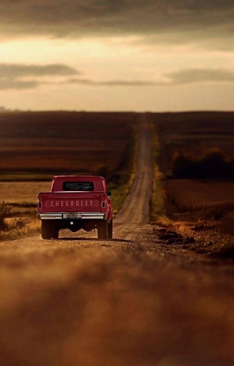 Wallpaper Backgrounds Country Aesthetic, Country Wallpapers Iphone, Truck Asethic Wallpaper, Truck Asthetic Picture, Red Western Aesthetic, Truck Background Wallpapers, Truck Wallpaper Iphone, Old Country Aesthetic, Old Texas Aesthetic