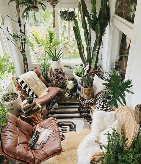 Small Sunroom, Lots Of Plants, Sunroom Decorating, Space Apartments, Hanging Plants Indoor, Deco Boheme, Room With Plants, Small Space Gardening, Boho Interior