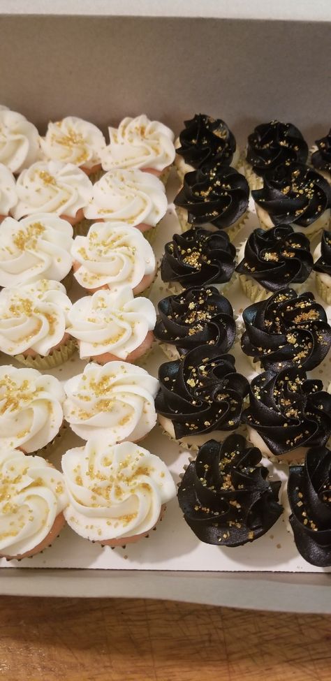 Mini Cupcakes with Gold Sprinkles Black And Gold Party Food Table, White Gold Black Cupcakes, Gold Glitter Cupcakes, Cupcakes With Gold Dust, Gold Dusted Cupcakes, Gold Flake Cupcakes, White Cupcakes With Gold Sprinkles, Black And Gold Theme Cupcakes, 60th Birthday Treat Table