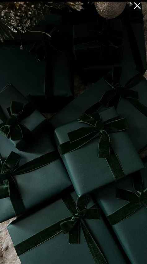 Green Christmas Aesthetic Widget, Dark Green Winter Aesthetic, Dark Green Christmas Aesthetic, Christmas Aesthetic Green, Dark Green Christmas Decor, Green Christmas Aesthetic, Green 2025, Forest Green Christmas, Dark Green Christmas