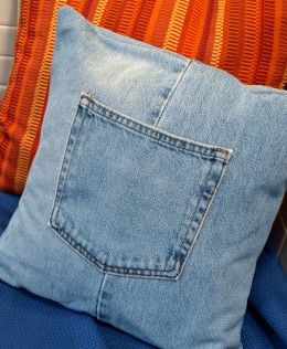 Återvinna Jeans, Jeans Recycling, Denim Pillow, Jean Quilt, Repurposed Denim, Diy Jeans, Blue Jeans Crafts, Bantal Sofa, Denim Projects