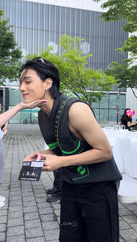 Ateez Wooyoung Guerilla, Wooyoung Bouncy Outfit, Wooyoung Hands, Wooyoung Ateez Boyfriend Material, Wooyoung Ateez Boyfriend, Wooyoung Boyfriend Material, Wooyoung Boyfriend, Jang Wooyoung, Wooyoung Ateez