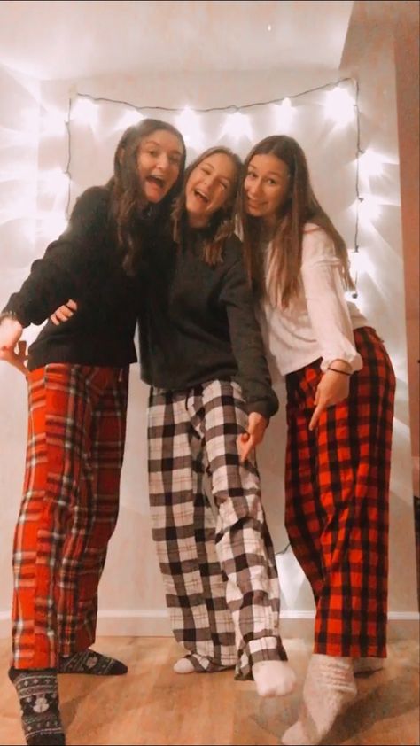 Christmas Matching Pajamas Friends, Cute Sleepover Outfits, Pajama Day Spirit Week, Red Plaid Pants Outfit, Christmas Pjs Aesthetic, Xmas Sleepover, Charleston Outfits, Pajama Pants Outfit, Bestie Christmas