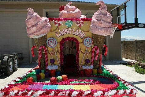 Artistic Murals: CandyLand parade float we helped with Candyland Castle, Land Ideas, Christmas Parade Floats, Homecoming Floats, Candy Castle, Floating Decorations, Christmas Window Painting, Mural Artist, Candyland Birthday