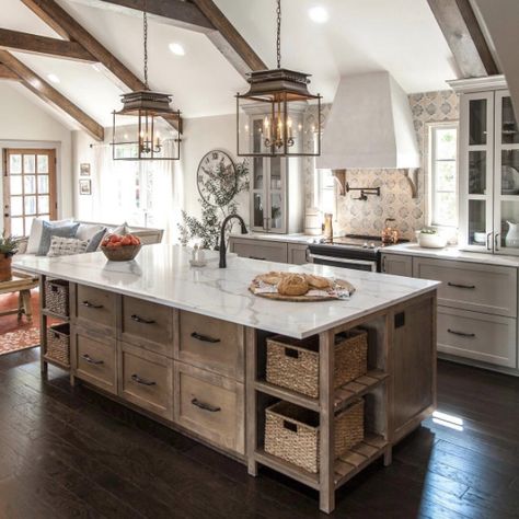 But here's the catch: Chip and Joanna design and build these to-die-for kitchens only for people who live in the Waco area. Fixer Upper Farmhouse Kitchen, Dapur Rustic, Italian Farmhouse, Farmhouse Interior Design, Decor Ikea, Farmhouse Kitchen Cabinets, Farmhouse Kitchen Design, Rustic Farmhouse Kitchen, Kitchen Farmhouse