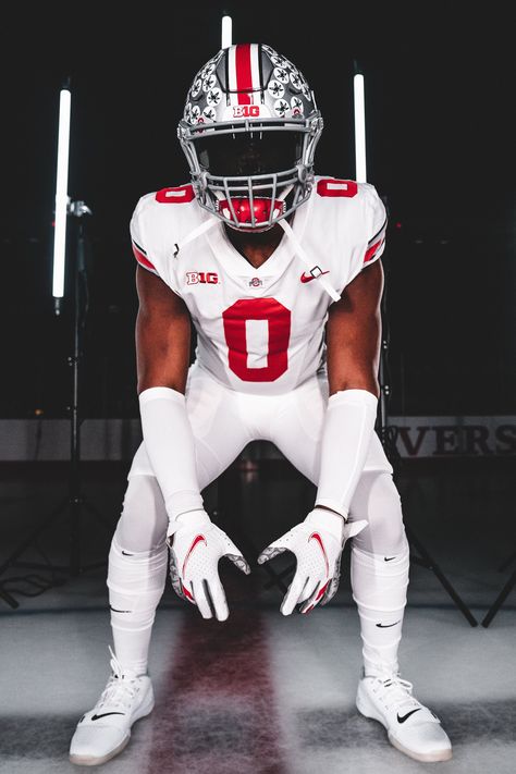 Ohio State Football Helmet, Ohio State Football Wallpaper, Cool Football Pictures, Osu Buckeyes Football, Football Swag, College Football Uniforms, American Football Uniforms, Football Drip, Ohio Football