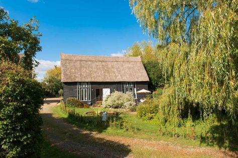 Thatched-holiday-cottage Hedingham Castle, Converted Barn, Cottage Style Decor, Romantic Retreat, Listed Building, Farmhouse Style Kitchen, Stately Home, Holiday Cottage, Kitchen Styling