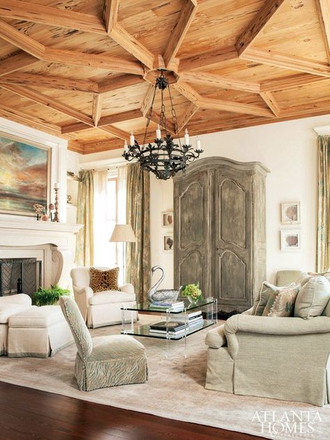 That wood ceiling - wow! Wooden Ceiling, House Of Turquoise, Coastal Living Rooms, Atlanta Homes, False Ceiling Design, Natural Home Decor, Coffered Ceiling, Cool Ideas, The Ceiling