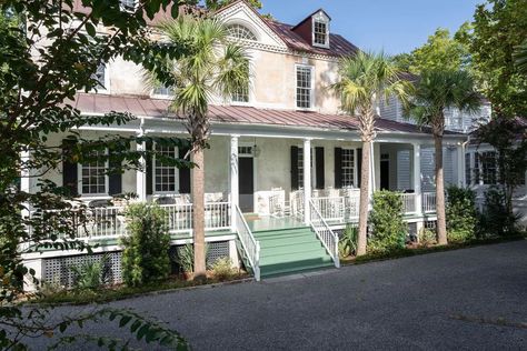 15 Best Charleston VRBO Vacation Rentals (Cottages, Beach Houses, And More!) - Southern Trippers Charleston Sc Homes Cottages, Charleston Airbnb, Charleston Places To Stay, Charleston Family Vacation, Charleston Sc Beaches, Charleston Sc Hotels, Couples Retreat, Charleston Vacation, Open Loft