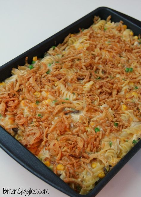 Chicken Crunch Casserole - A creamy, crunchy chicken casserole that goes together in minutes using a store-bought rotisserie chicken! Crunchy Chicken Casserole, Chicken Schwarma, Peas Pasta, Tartiflette Recipe, Crunchy Chicken, Casserole Chicken, Chicken Casserole Easy, Main Dish Casseroles, Rotisserie Chicken Recipes