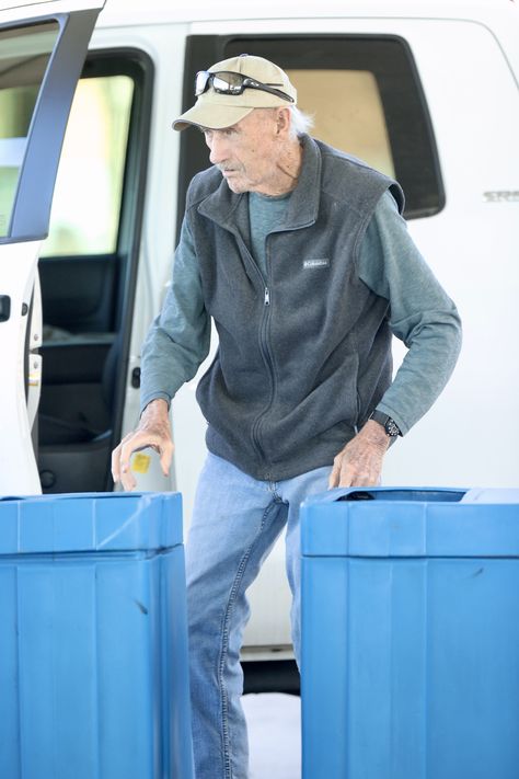 Reclusive Gene Hackman, 93, looks fit as he pumps gas, performs yard work Gene Hackman, Best Actor Oscar, The Royal Tenenbaums, Good Genes, Best Supporting Actor, Hollywood Legends, Jane Fonda, Oscar Winners, Yard Work