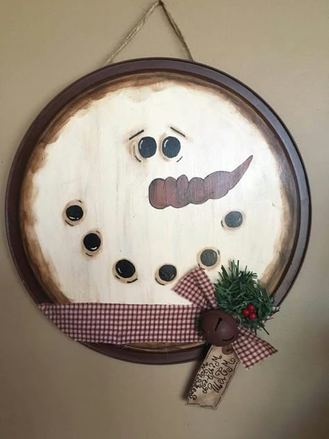 Pizza pan snowman                                                                                                                                                                                 More Pizza Pan Snowman, Snowman Themed Christmas, Themed Christmas Decor, Christmas Pizza, Pizza Pan, Snowman Crafts, Primitive Christmas, Christmas Decor Ideas, Tree Crafts