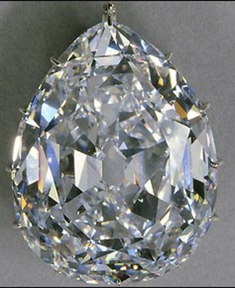 The Cullinan I, aka the Greater Star of Africa , is the largest of the Cullinan diamonds, with a pear-shaped cut and weighing 530.20 carats. Cullinan Diamond, Diamond Mines, Paris Wedding, Royal Jewels, Rocks And Gems, Royal Jewelry, Crown Jewels, Rough Diamond, Precious Gems