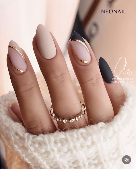 Classic Almond Nail Design, Black Gold Nude Nails, Elegant Almond Nails Classy Short, Nude Gel Nails With Design, Neutral And Gold Nails, Wedding Guest Nails Ideas Classy, Elegant Almond Nails Classy, Hair Styles Updos, Subtle Nails