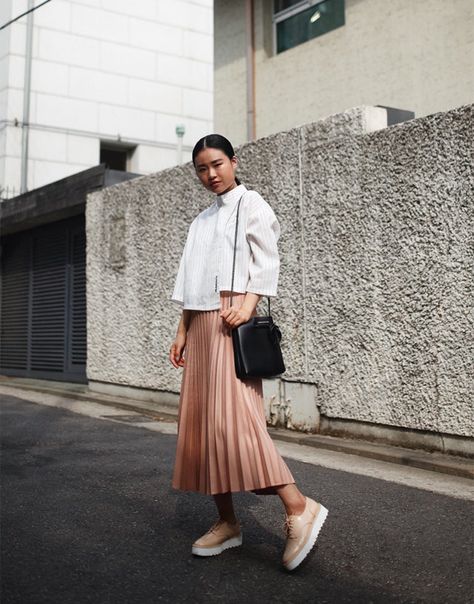 pleated mini skirt-accordion pleats-crop top-treaded loafers-platform loafers-creepers-spring work outfit-blush pink- Pleated Crop Top, Accordion Skirt, Pleated Skirt Outfit, Pink Pleated Skirt, Loafers Outfit, White Pleated Skirt, Spring Work Outfits, Pleated Maxi Skirt, Fall Outfits For Work