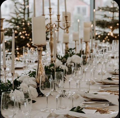 Winter White Wedding Decor, Winter Sweetheart Table Wedding, Christmas Wedding Decorations Receptions, White And Gold Winter Wedding, Winter Wedding Ceremony Decor, Winter Wedding Venue Ideas, Christmas Wedding Table Decor, Winter Wedding Table Centerpieces, Winter Wedding Reception Ideas