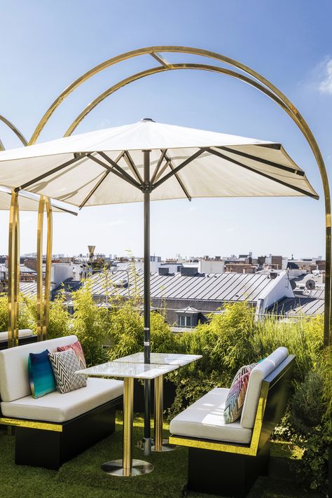 In time for summer, Maison Messika is taking over an extraordinary open-air setting : the rooftop lounge at Printemps Haussmann. As multi-faceted as a diamond and perched on the 7th floor, Café Messika lights up the Parisian sky and offers a multitude of experiences not to be missed. Discover the ultimate destination to escape for a cocktail or gourmet treat, and dream for a summer season that touches the heavens. #Messika #CaféMessika #Printemps #CaféMessikaxPrintemps Rooftop Design Roof Terraces, Roof Cafe, Office Terrace, Cafe Rooftop, Roof Top Cafe, Terrace Cafe, Outdoor Restaurant Patio, Open Air Restaurant, Restaurant Layout