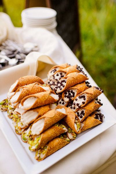 Italy Party, Italian Themed Parties, Italian Buffet, Italian Dinner Party, Italian Party, Italian Theme, Reception Food, Italian Dinner, Cannoli