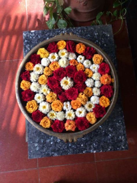 Rangoli Indian Floral Decor, Floating Bowls, Floral Rangoli, Pookalam Design, Simple Flower Rangoli, Ganapati Decoration, Rangoli Art, Indian Rangoli, Flower Decorations Diy