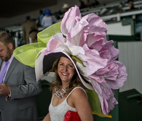 A woman wears a massive hat on May 6, 2017. Crazy Kentucky Derby Hats, Kentucky Derby Party Hats, Kentucky Derby Hats Diy, Derby Hats Diy, Kentucky Derby Attire, Kentucky Derby Outfit, Derby Attire, Derby Fashion, Derby Outfits