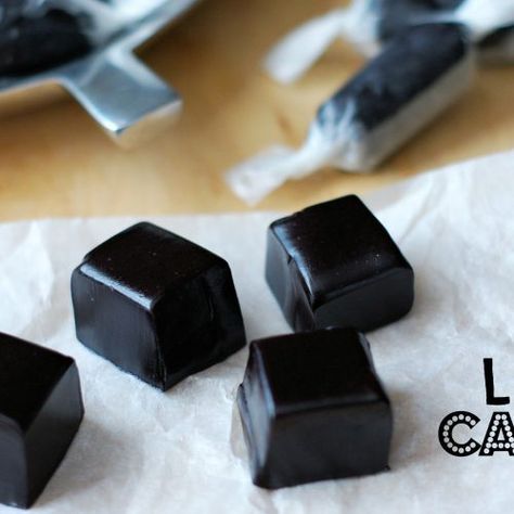 Homemade Liquorice, Caramel Sweets, Liquorice Recipes, Healthy Gummies, Chocolate Basket, Candy Recipes Homemade, Paper Cones, Black Licorice, Kitchen Cafe