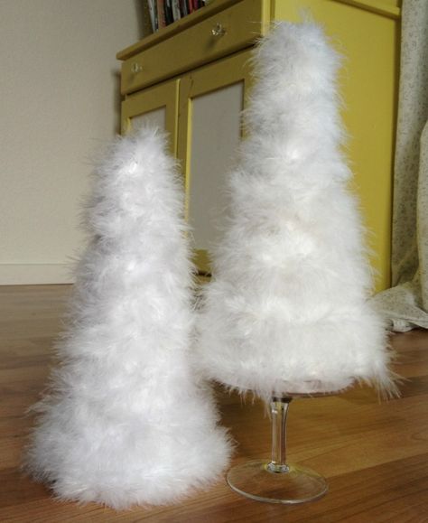 Christmas Tree Feathers Decor, Feather Trees Christmas, Diy Feather Christmas Tree, Diy Feather Tree, Diy Feather Tree How To Make, White Feather Christmas Decor, Feather Duster Christmas Tree, White Feather Boa On Christmas Tree, Christmas Tree Feathers