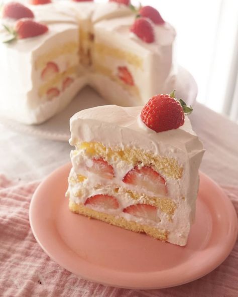 Strawberry Food Photography, Strawberry Desserts Aesthetic, Strawberry Cake Aesthetic, Cute Strawberry Cake, Strawberry Cream Cakes, Cake Strawberry, Cute Baking, Tasty Baking, Strawberry Cakes