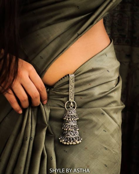 Waist Jewellery, Black Metal Jewelry, Long Frock Designs, Waist Jewelry, Saree Jewellery, Silver Keychain, Silver Belts, Silver Ornaments, Belly Chain