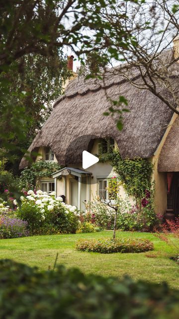 Evelina Makau on Instagram: "The most beautiful cottage in the Cotswolds! Just look at all these flowers surrounding it. I can’t help but feel a bit wistful about missing out on witnessing the blooming roses adorning the doorway. It truly warms my heart to see this beauty once again🌹🌿🫶🏻
•
•
•
•
#cottagecore
#cottagestyle
#cottagegarden
#cottagelife
#cottagecoreaesthetic
#cottagedecor
#cottagecoreween 
#visitcotswolds #cotswoldlife #cotswolds #visitbritain" Cotswolds Cottage, Unique Cottages, Beautiful Cottages, Cottage Core Aesthetic, The Cotswolds, Blooming Rose, Cottage Decor, Country Cottage, Cottage Core