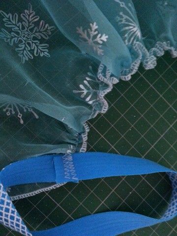 Sew a simple Elsa cape (5) Frozen Cape Diy, Frozen Princess Costume, Elsa Diy, Diy Superhero, Diy Cape, Frozen Crafts, Disney Marathon, Elsa Costume, Superhero Costume