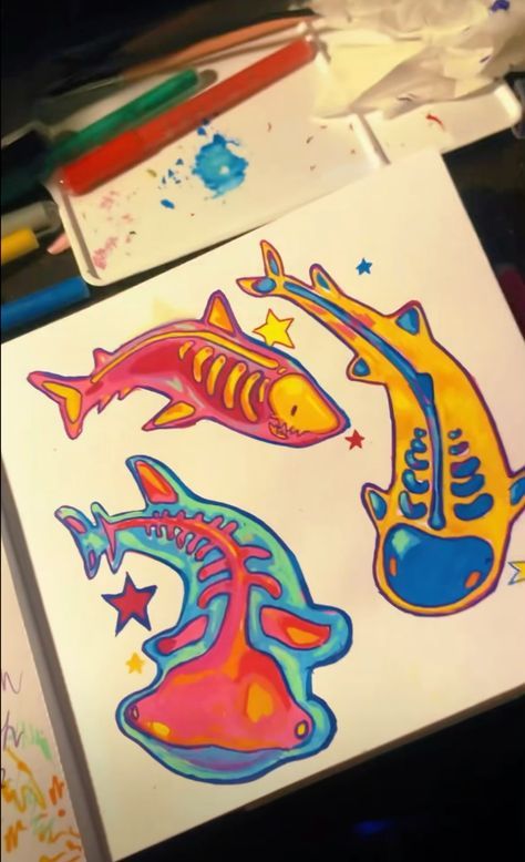 Bitbraindead Art, Sketchbook Inspo Art Journals, Paint Markers Art, Paint Marker Art Ideas, Acrylic Marker Art Ideas, Fish Drawing, Posca Art, Fish Drawings, Sketchbook Ideas