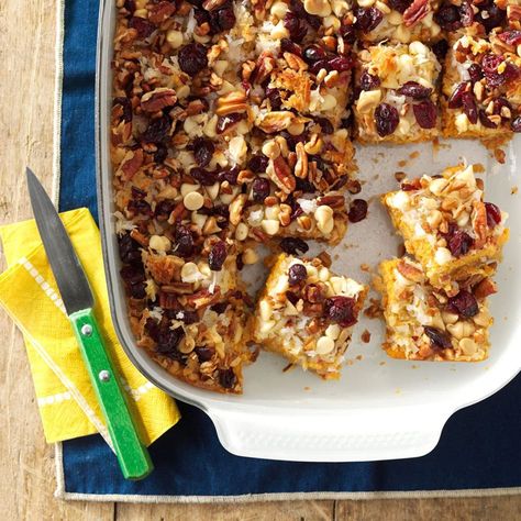 Pumpkin Delight Magic Bars Yummy Bars, Magic Bars Recipe, Sweetened Condensed Milk Recipes, Cream Cheese Bars, Pumpkin Delight, Magic Cookie Bars, Pumpkin Eater, Magic Bars, Cranberry Cream Cheese