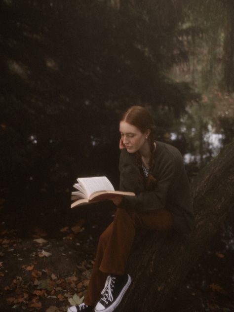 #darkacademia #harrypotter #portraitphotography Autumn Dress Aesthetic, Dark Academia Portrait Photography, Fall Academia Aesthetic, Moody Poses, Dark Academia Photoshoot, Autumn In Germany, Olivia Christie, Fall Photography Ideas, Dark Academia Photo