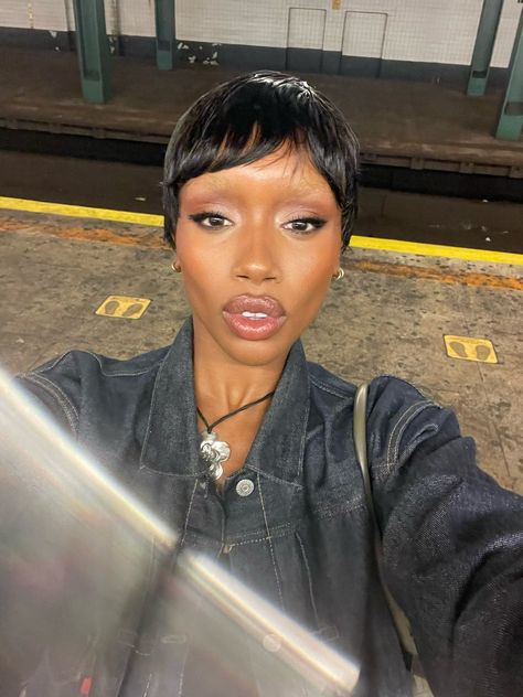 Makeup Aesthetic Black Women, Bleached Eyebrows, Luxurious Decor, Subway Station, Elegance Style, Face Card, Makati, Girls Makeup, Pretty Makeup