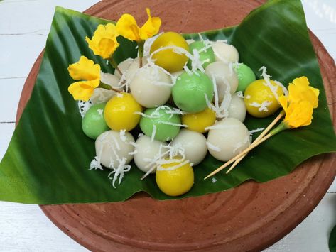 ရ Glutinous rice balls stuffed with jaggery/palm sugar and topping with shredded fresh coconut, which is the most popular traditional snack during the celebration of Myanmar New Year/Thingyan Festival happening this week. Myanmar Thingyan Festival, Myanmar Snacks, Myanmar Traditional Food, Myanmar Thingyan, Myeik Myanmar, Thingyan Festival, Glutinous Rice Balls, Fresh Coconut, Rice Ball