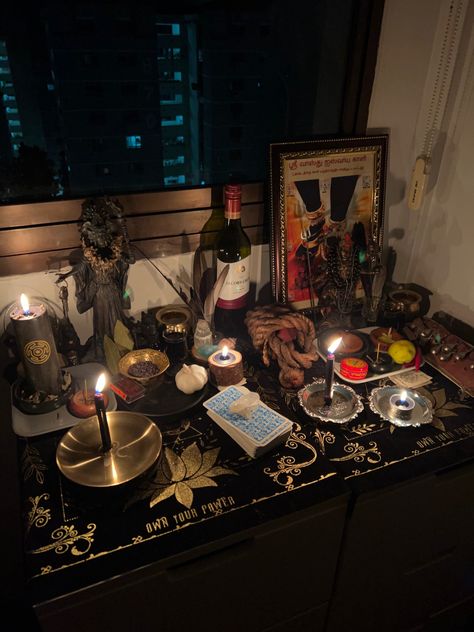 My deipnon/new moon altar for my dark mothers, Hekate and Kali Maa 🖤 Dark Altar Aesthetic, Dark Goddess Altar, Altar Set Up Witchcraft, Witch Craft Altar, Dark Feminine Altar, Eclectic Witch Altar, New Moon Altar, Hekate Altar Offerings, Lilith Alter Ideas