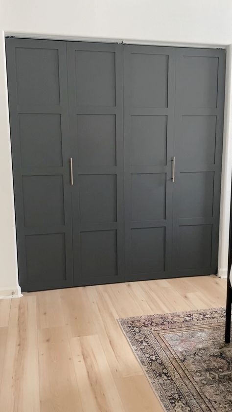 Schul Survival Kits, Modern Closet Doors, Bifold Doors Makeover, Folding Closet Doors, Diy Closet Doors, Bedroom Closet Doors, Dream Basement, Closet Door Makeover, Entry Closet