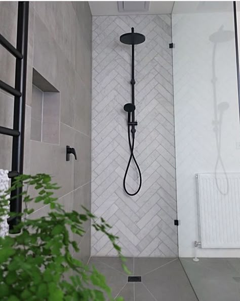 Bathroom Australia, Australia Architecture, Makeover Kamar Mandi, Tiled Wall, Towel Ladder, Bad Inspiration, Frameless Shower, Small Bathroom Design, Shower Screen