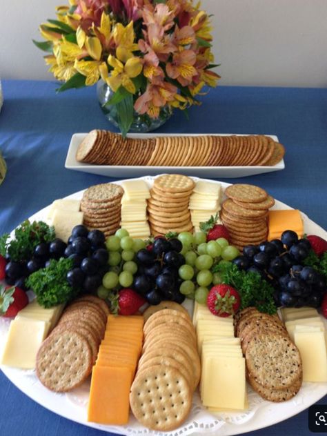 Cheese Ideas, Christmas Buffet, Graduation Party Foods, Buffet Ideas, Fruit Party, Party Food Platters, Party Trays, Veggie Tray, Party Platters