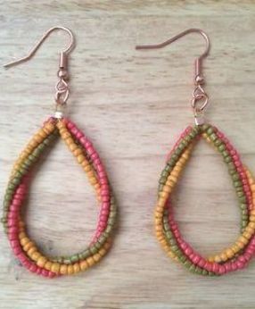 Anting Manik, Mustard Green, Beaded Earrings Diy, Green Soft, Beaded Earrings Patterns, Soft Red, Loop Earrings, Homemade Jewelry, Beaded Hoop Earrings