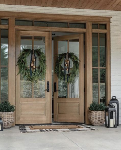 French Front Doors, Front Door Entryway, Porch Christmas Decor, Front Porch Christmas, Wood Front Doors, Front Door Entrance, Christmas Front Porch, Christmas Porch Decor, Casa Exterior