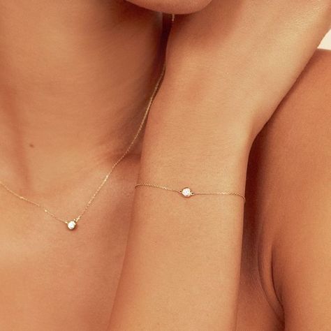 Minimal Vanity, Simplistic Aesthetic, White Gold Jewellery, Simplistic Jewelry, Hand Jewelry Rings, Jewelry Necklace Simple, Floating Diamond Necklace, Fancy Jewelry Necklace, Pretty Jewelry Necklaces