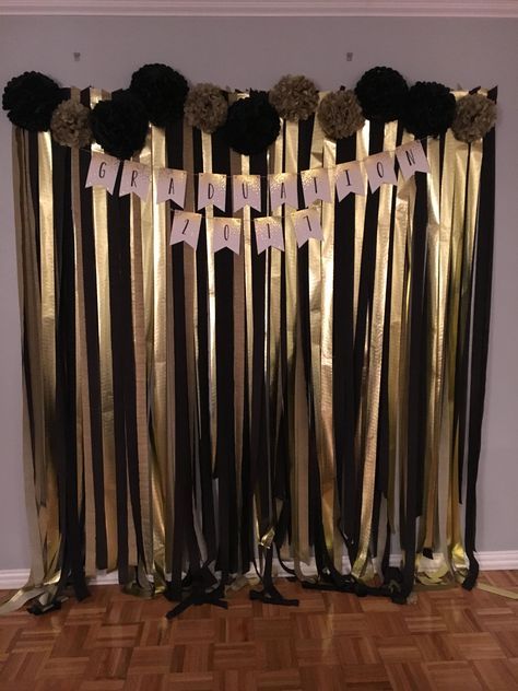 Black And Gold Party Decorations Simple, Graduation Photo Wall, Gold And Black Party, Black And Gold Graduation, Gold Graduation Party, Fest Temaer, High School Graduation Party, Gold Birthday Party, Golden Birthday